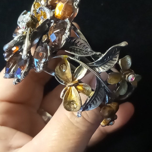Amber color crystal flower clamper bracelet. Spring Hinged statement - Picture 9 of 9